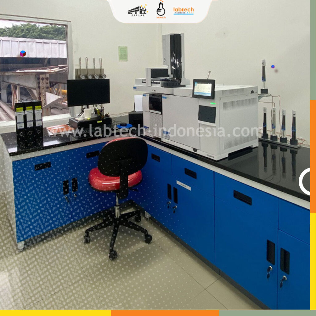 Instalasi furniture laboratorium polypropylene custom untuk pabrik kimia di Bekasi
