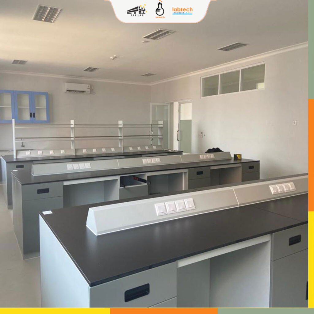 Instalasi furniture meja laboratorium dan lemari asam fume hood